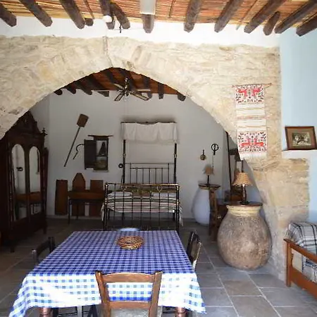 Lantställe Traditional Village Skarinou