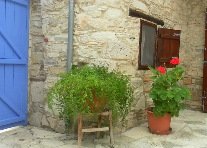 Traditional Village סקארינו