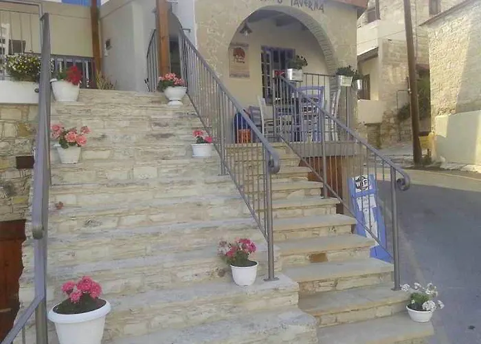 Traditional Village סקארינו