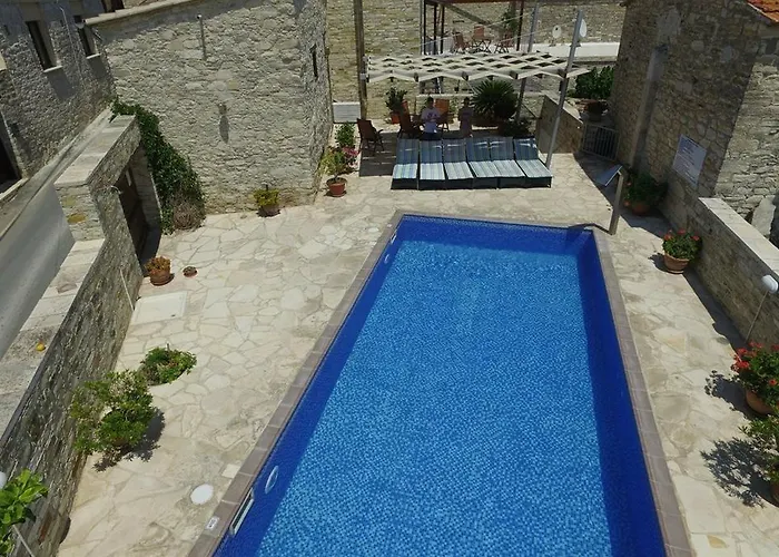 Traditional Village סקארינו